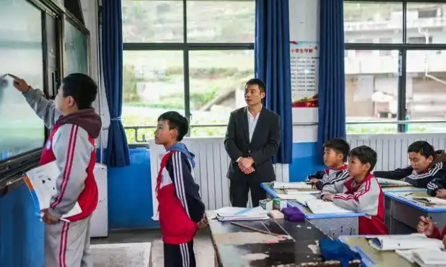 数据规范完成学生成长信息教育资源风险隐患预警的跨层级